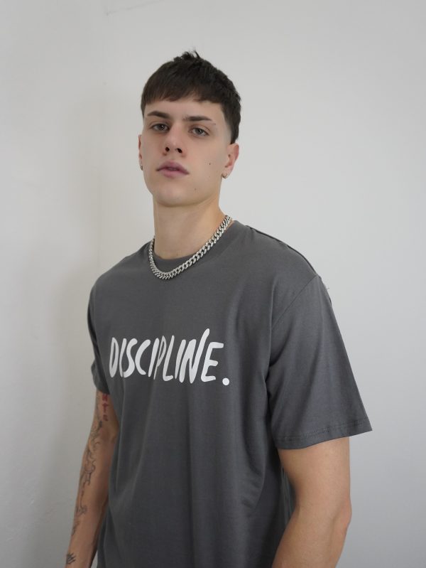 DISCIPLINE. Remera Regularfit DISCIPLINE. - Imagen 3