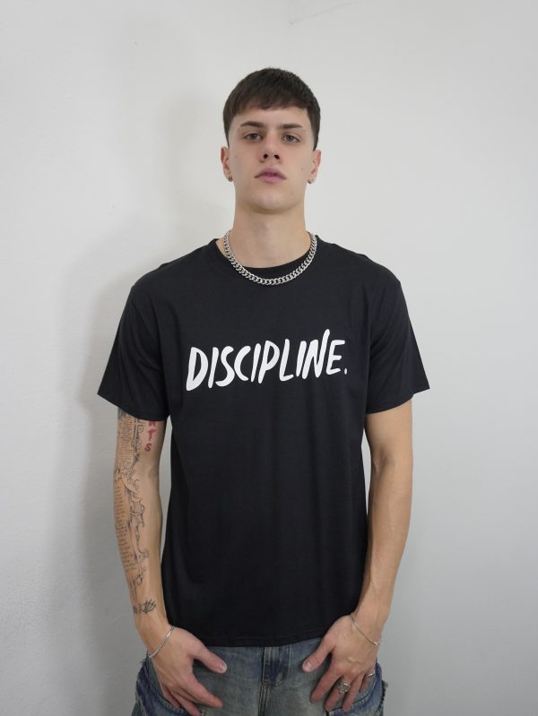 DISCIPLINE. Remera Regularfit DISCIPLINE.