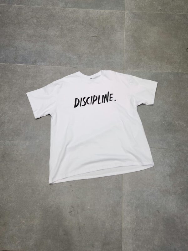 DISCIPLINE. Remera Regularfit frente DISICIPLINE. - Imagen 3