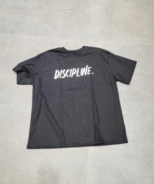 DISCIPLINE. Remera Regularfit frente DISICIPLINE.