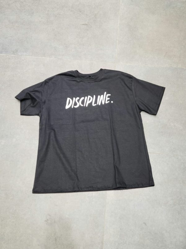 DISCIPLINE. Remera Regularfit frente DISICIPLINE.