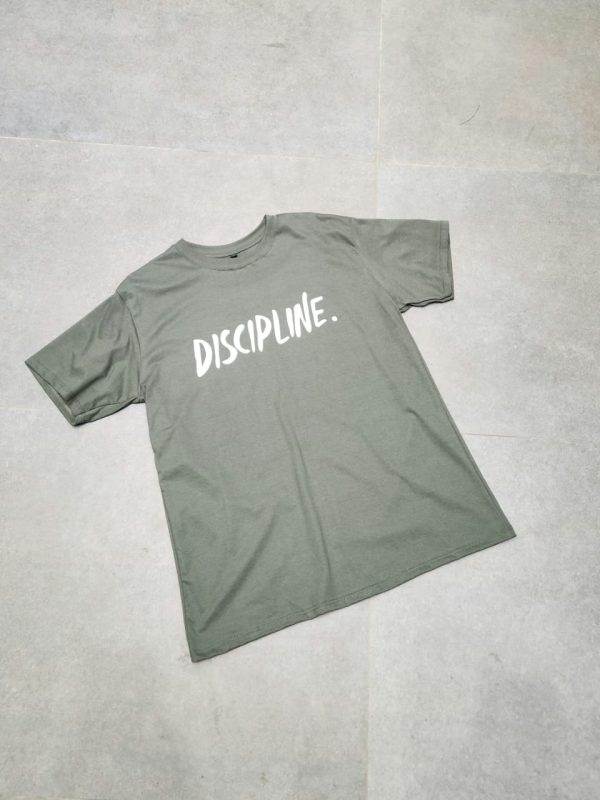 DISCIPLINE. Remera Regularfit frente DISICIPLINE. - Imagen 2