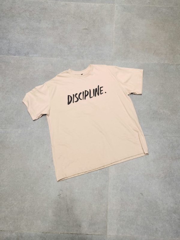 DISCIPLINE. Remera Regularfit frente DISICIPLINE. - Imagen 4