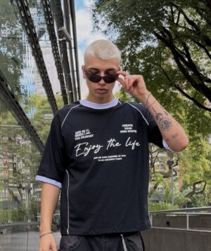 Discipline. Remera Boxy Vivo Enjoy the life