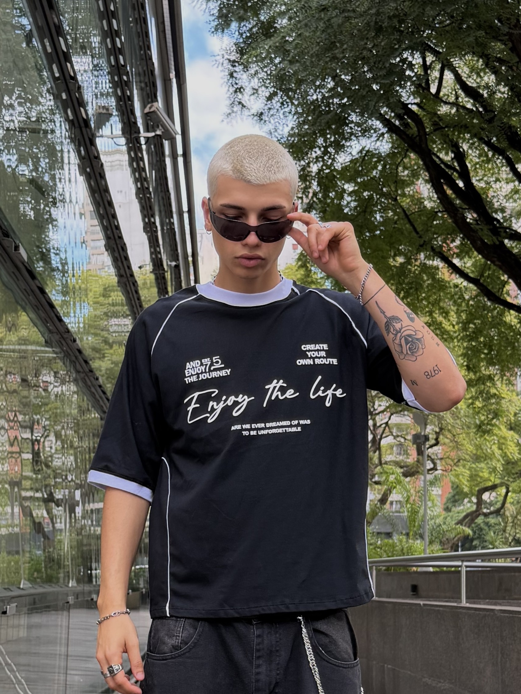 Discipline. Remera Boxy Vivo Enjoy the life