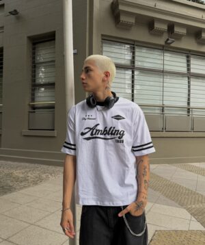 Discipline. Remera Boxy Vivo Ambling