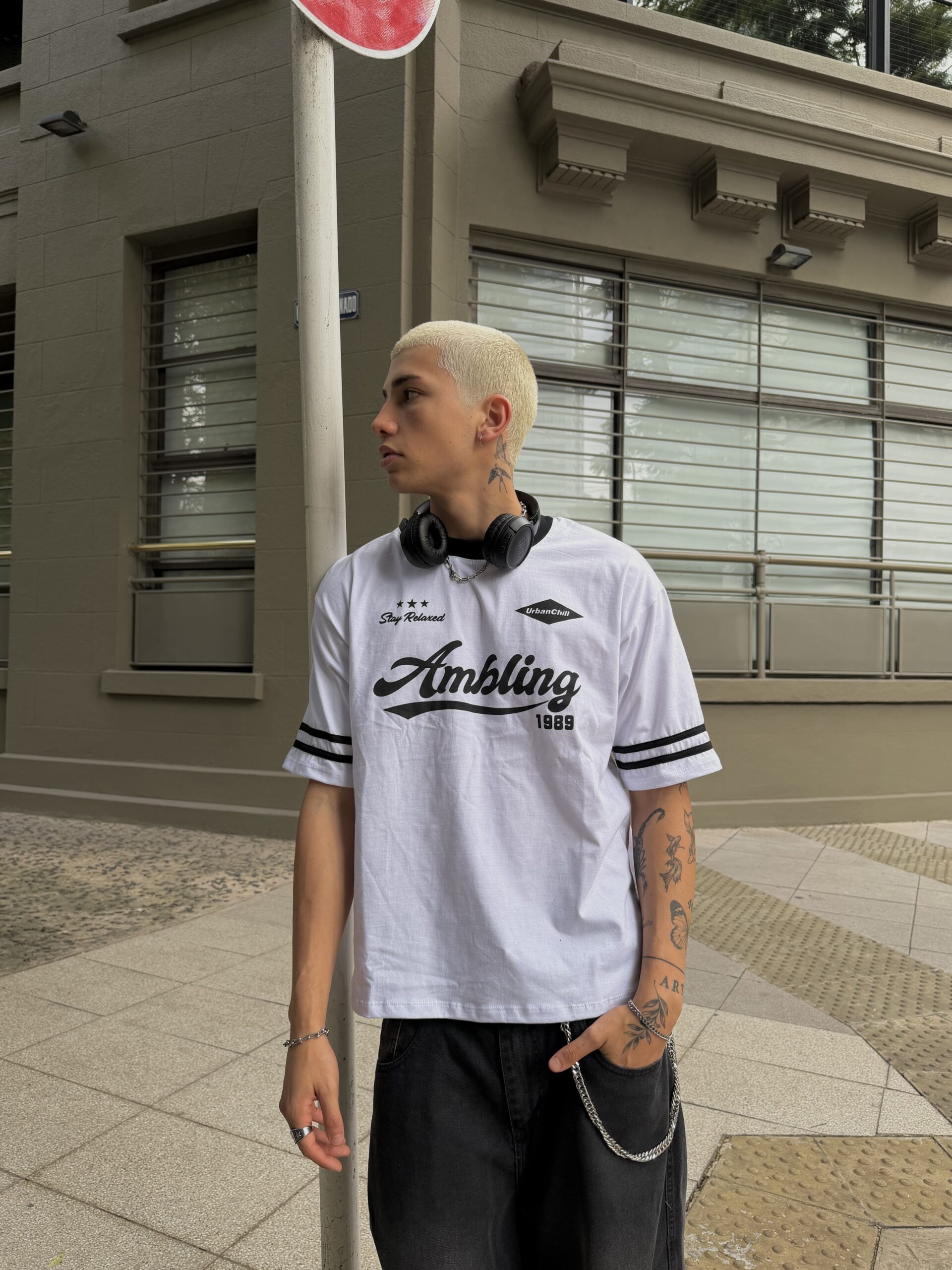 Discipline. Remera Boxy Vivo Ambling