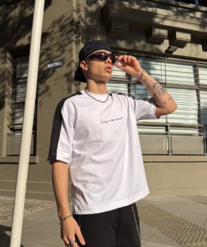 Discipline. Remera Boxy Vivo Living