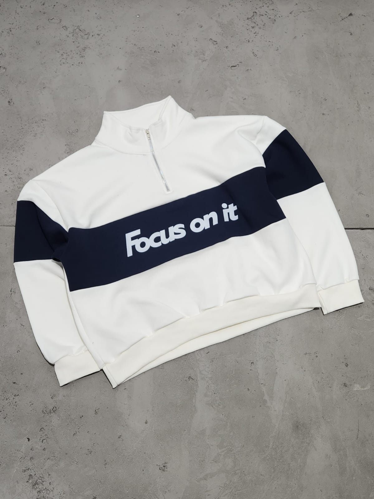 Discipline. Buzo Boxy Frisado Cierre FOCUS ON IT - Imagen 4