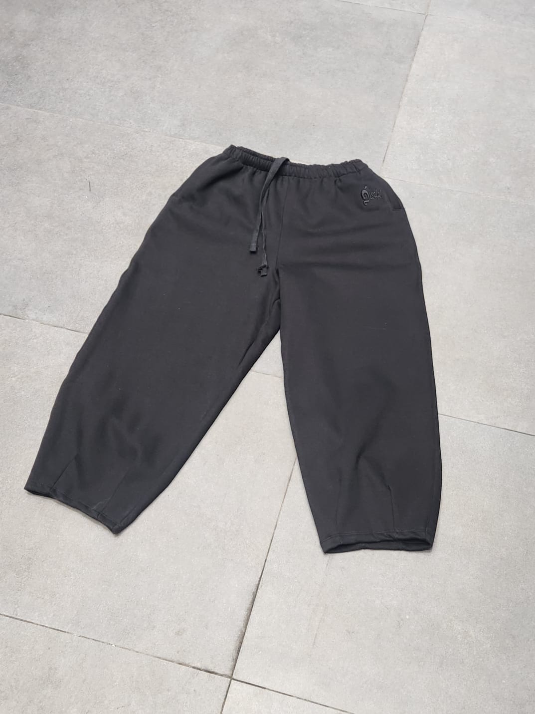 Discipline. Jogger Baggy Frisado - Imagen 2